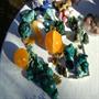 Oranjecalciet,dioptaas, opaal,lapis, smaragd, chrysocoll-malachiet, lithiumkristallen. Dit schenkt de Aarde ons! best.nr DSC04034